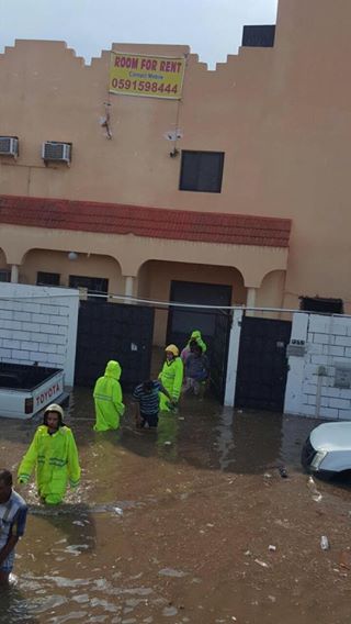 جدة: إنقاذ ٤٨ شخص احتجزتهم المياه في بناية نتيجة الأمطار