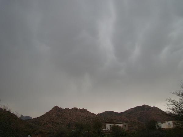 سماء غائمة جزئياً إلى غائمة مع فرصة لهطول أمطار على منطقتي الجوف والحدود الشمالية