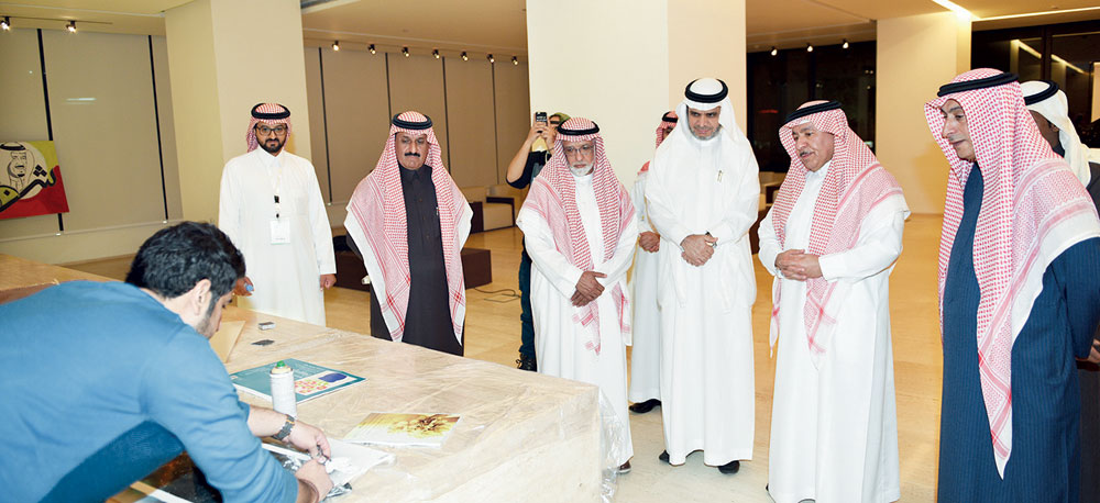 د. العيسى خلال اطلاعه على جانب من فعاليات اللقاء. "الاقتصادية"