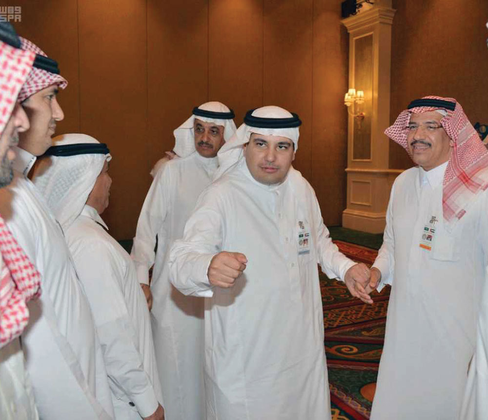 د.عادل الطريفي وعدد من أعضاء الوفد الإعلامي المرافق للملك.«واس»