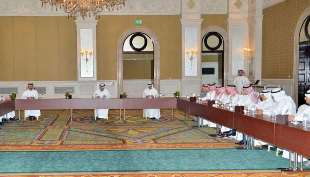 وزير الثقافة والإعلام خلال لقائه الوفد الإعلامي المرافق لخادم الحرمين. «واس»