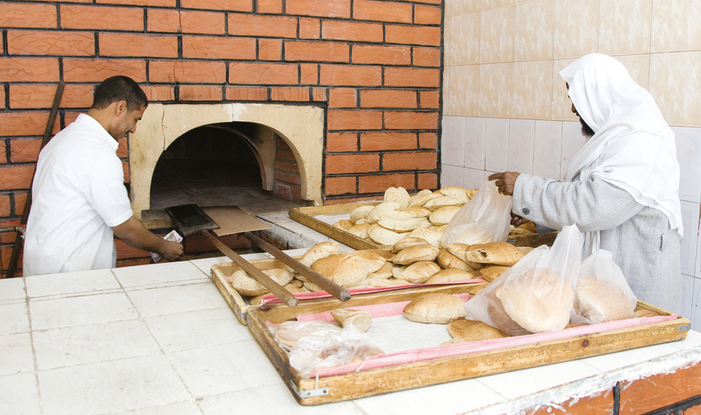 بدأت بعض الأمانات بإلزام مخابز التميس والأفران العربية باستخدام الأكياس الورقية.«الاقتصادية»