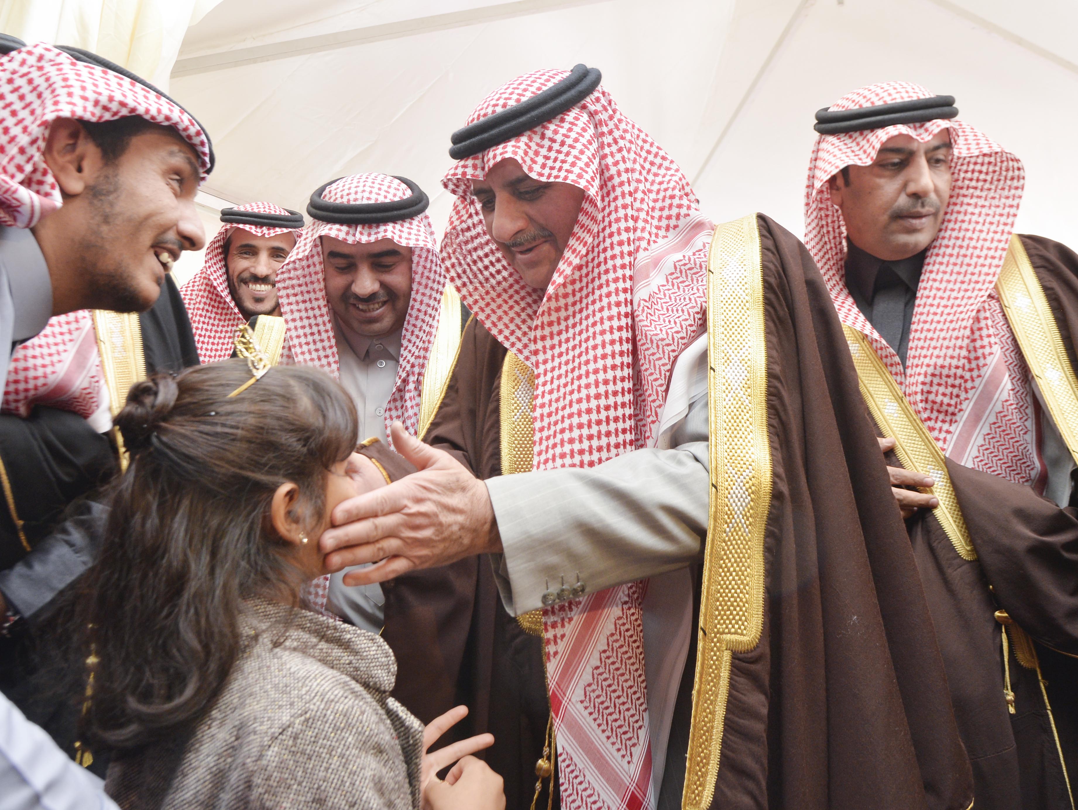 أمير  تبوك يلتقي أهالي بئر بن هرماس ويدشن ويضع حجر الأساس لعدد من المشروعات التنموية