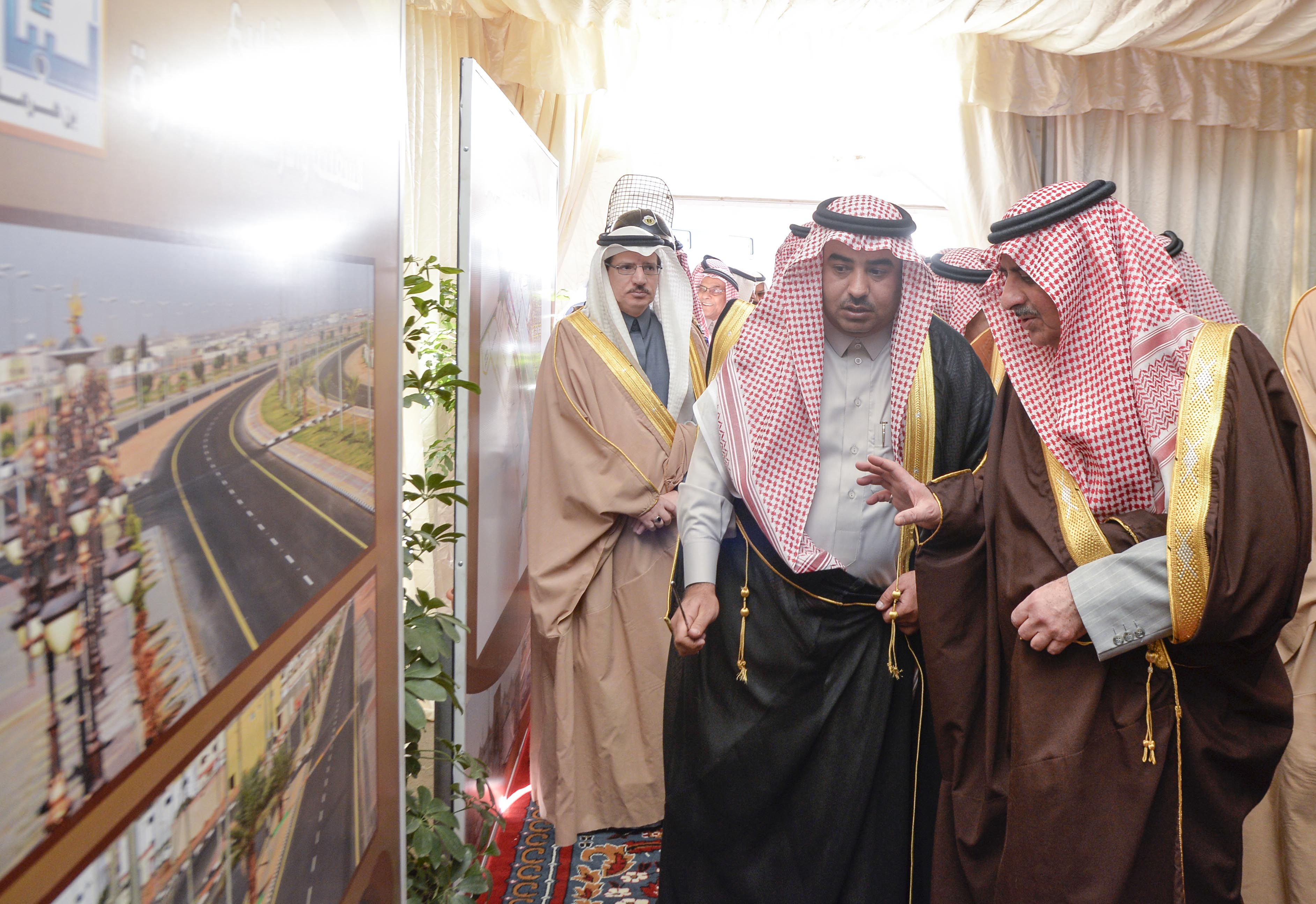 أمير  تبوك يلتقي أهالي بئر بن هرماس ويدشن ويضع حجر الأساس لعدد من المشروعات التنموية