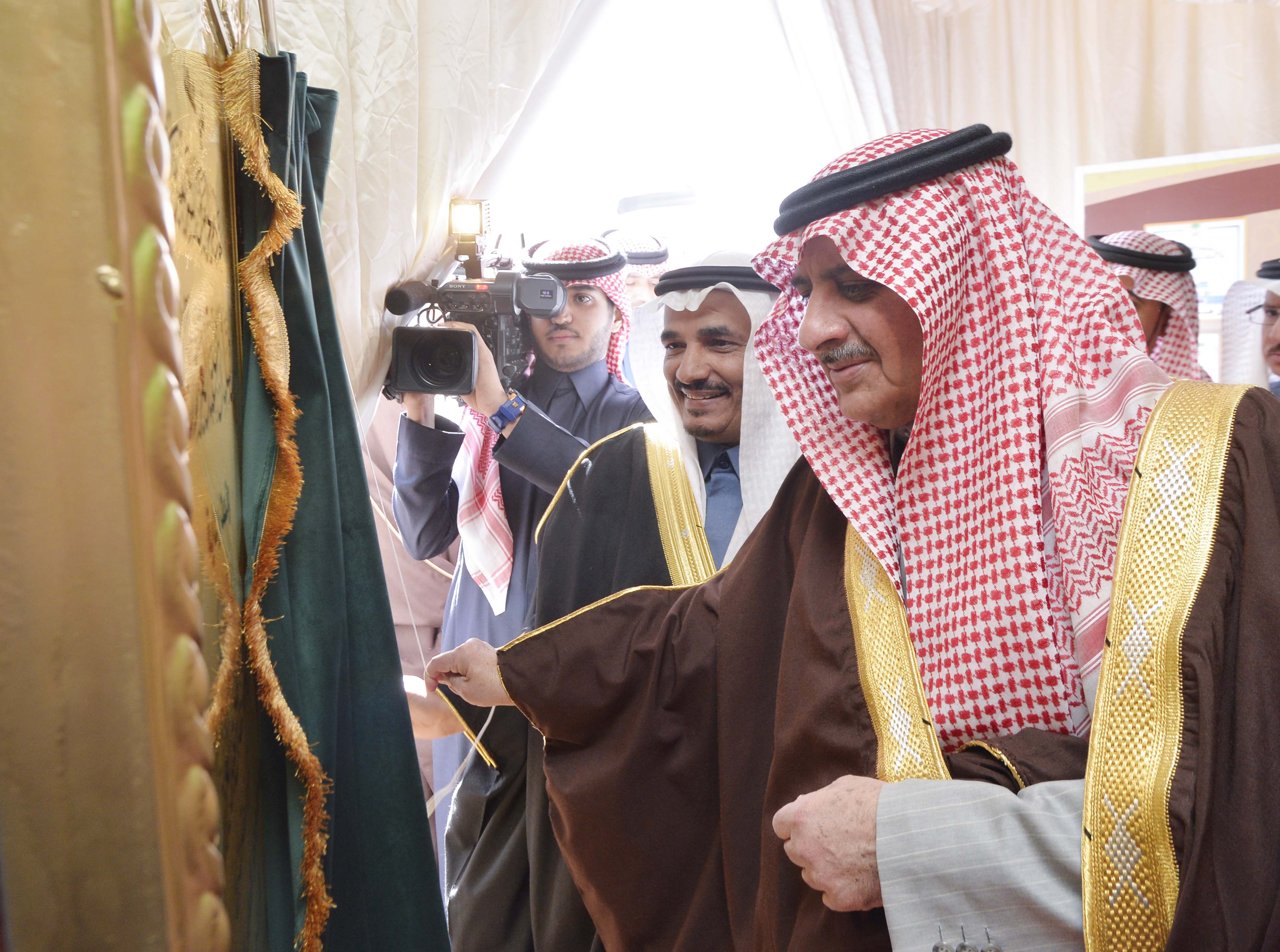 أمير  تبوك يلتقي أهالي بئر بن هرماس ويدشن ويضع حجر الأساس لعدد من المشروعات التنموية