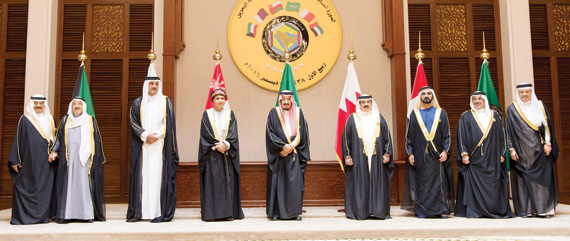 خادم الحرمين يتوسط قادة دول الخليج خلال القمة 37 في البحرين البارحة. تصوير: بندر الجلعود - "الاقتصادية"