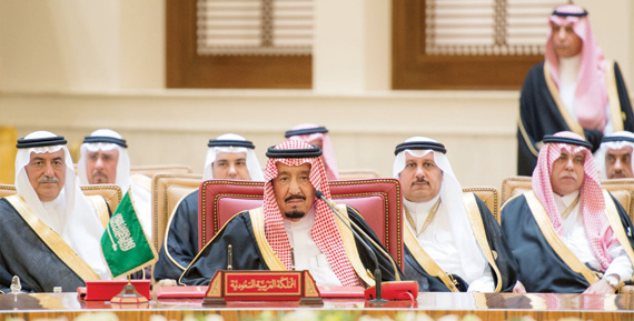 الملك يترأس وفد المملكة في القمة الخليجية.