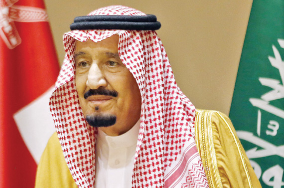 خادم الحرمين خلال أعمال القمة الخليجية الـ37 في المنامة بالبحرين أمس. "الفرنسية"