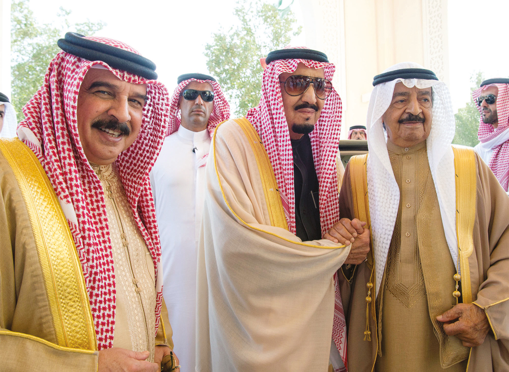 الملك سلمان بن عبدالعزيز والملك حمد بن عيسى والأمير خليفة بن سلمان آل خليفة.