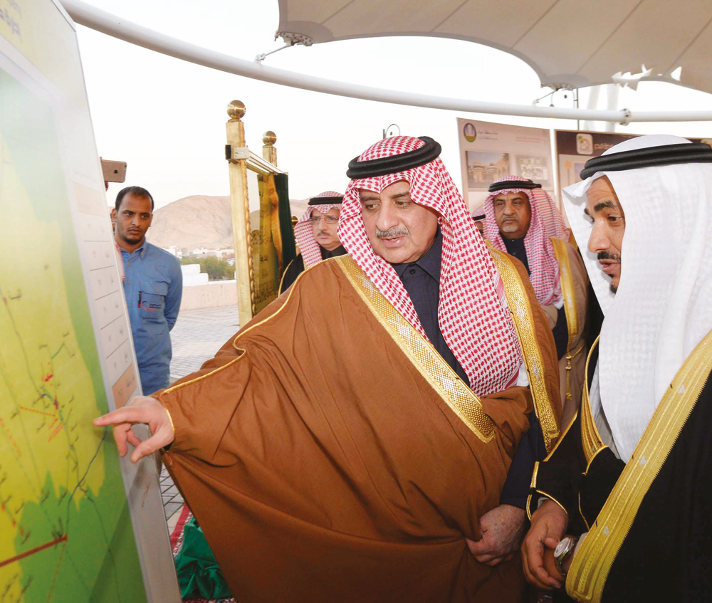 الأمير فهد بن سلطان خلال تفقد مشاريع محافظة البدع.«الاقتصادية»