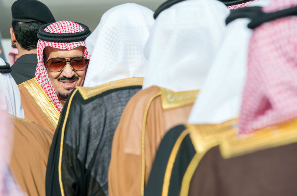 الملك سلمان يصافح مستقبليه من الأمراء والوزراء وكبار المسؤولين من مدنيين وعسكريين، وجمع من المواطنين.