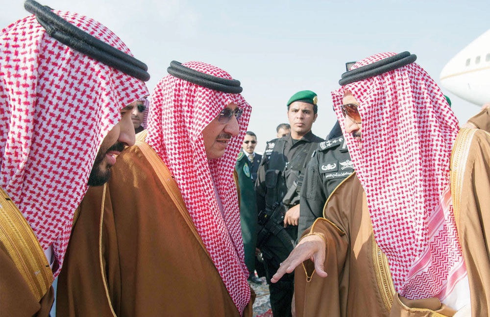 الملك سلمان في حديث مع ولي العهد وولي ولي العهد لدى وصوله إلى الرياض أمس.