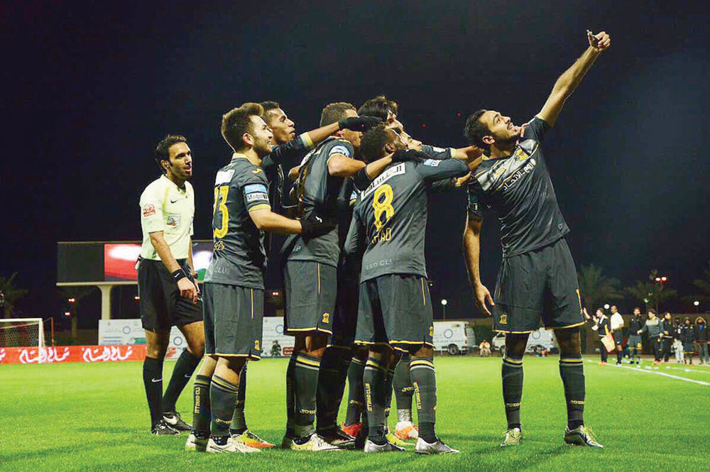 كهربا يحتفي بهدفه في شباك الفيصلي بلقطة سيلفي.
 تصوير: عبدالعزيز النومان ـ "الاقتصادية"