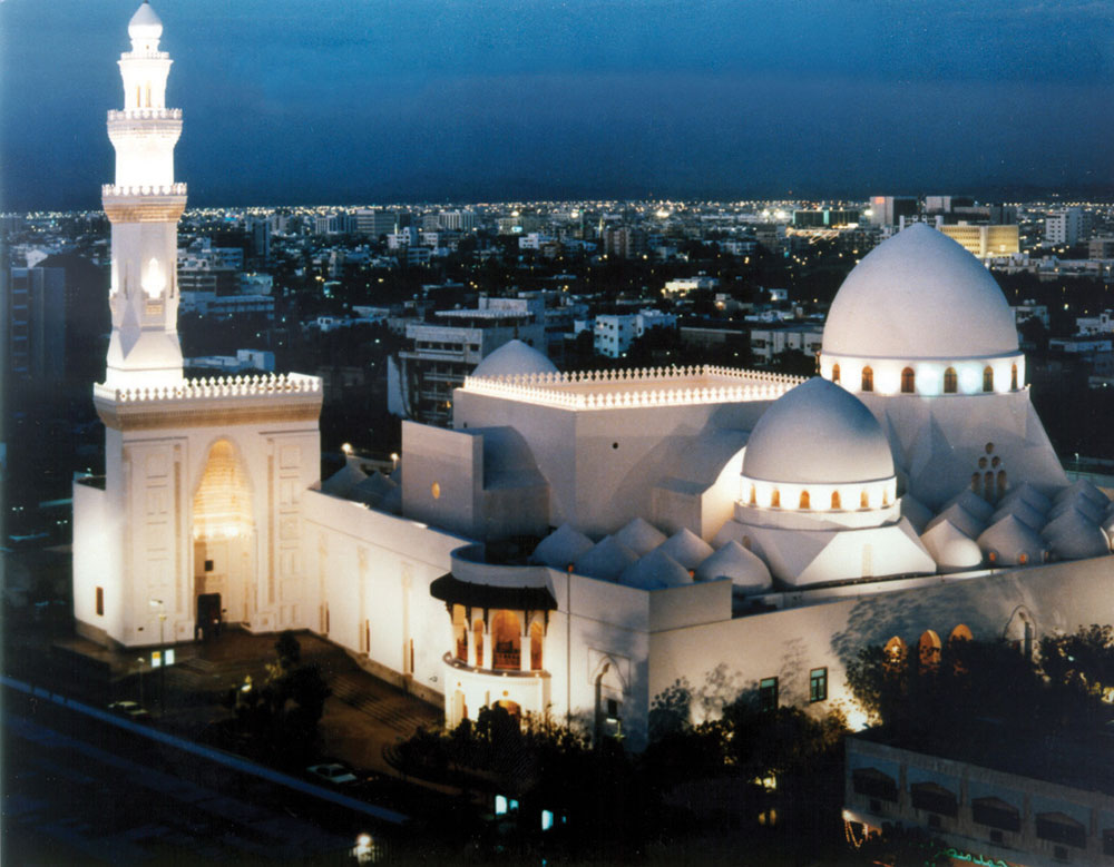 يتسع مسجد الملك سعود لـ5000 مصل."الاقتصادية"