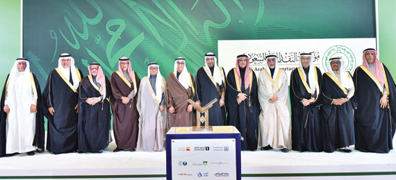 مسؤولي البنوك السعودية مع محافظي مؤسسة النقد السابق والحالي عقب التكريم.