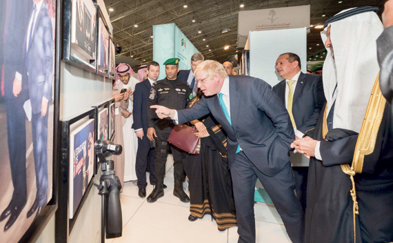 وزير الخارجية البريطاني والأمير سلطان بن سلمان خلال التجول في المعرض المصاحب للملتقى. «واس»