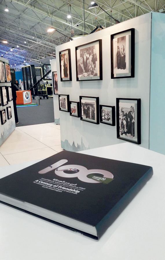 يقدم خبراء ومختصون محليون ودوليون العديد من ورش العمل والندوات العلمية للزائرين.