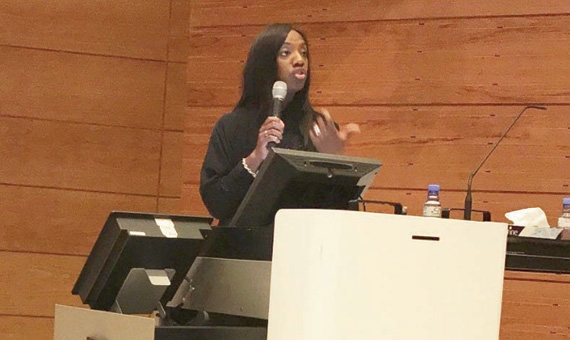 ديبورا هاريس خلال المحاضرة.