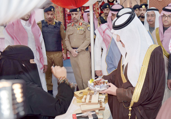 أمير الشرقية أثناء تجوله في المعرض أمس. "الاقتصادية"