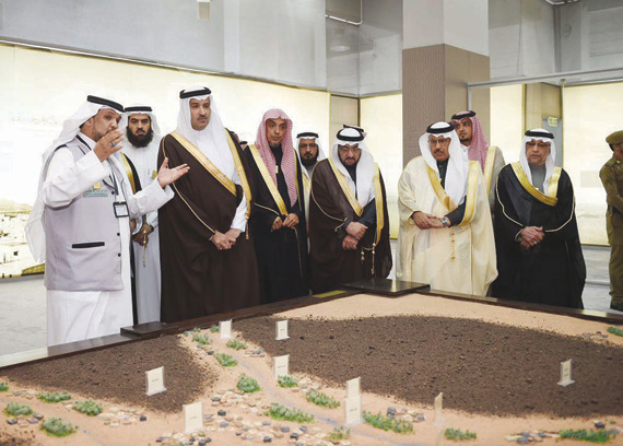 الأمير فيصل بن سلمان خلال جولته في المعرض."الاقتصادية"