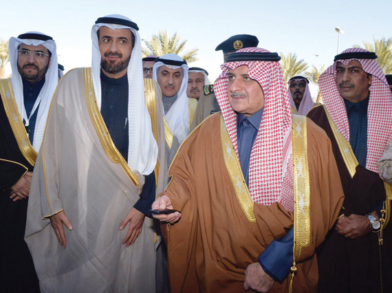 الأمير فهد بن سلطان والدكتور توفيق الربيعة خلال التدشين."الاقتصادية"