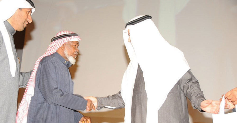 د.أحمد العيسى خلال تكريمه بعض المعلمين المتقاعدين أمس."الاقتصادية"