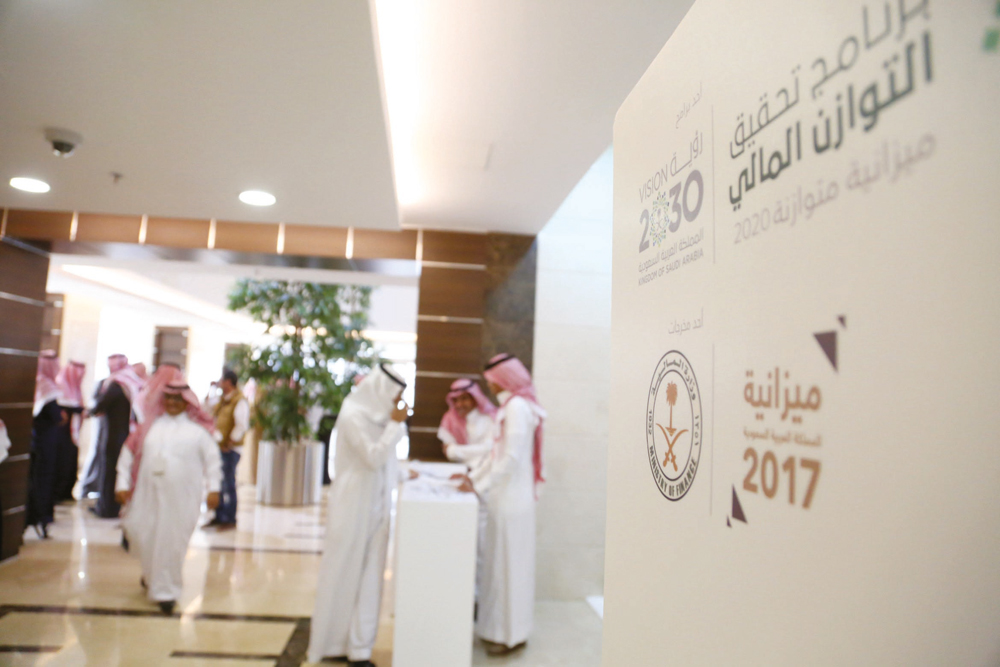 تطبيق برنامج تحقيق التوازن المالي تدريجيا مع توفير دعم نقدي مباشر للمواطنين المستحقين. تصوير: خالد الخميس - «الاقتصادية»