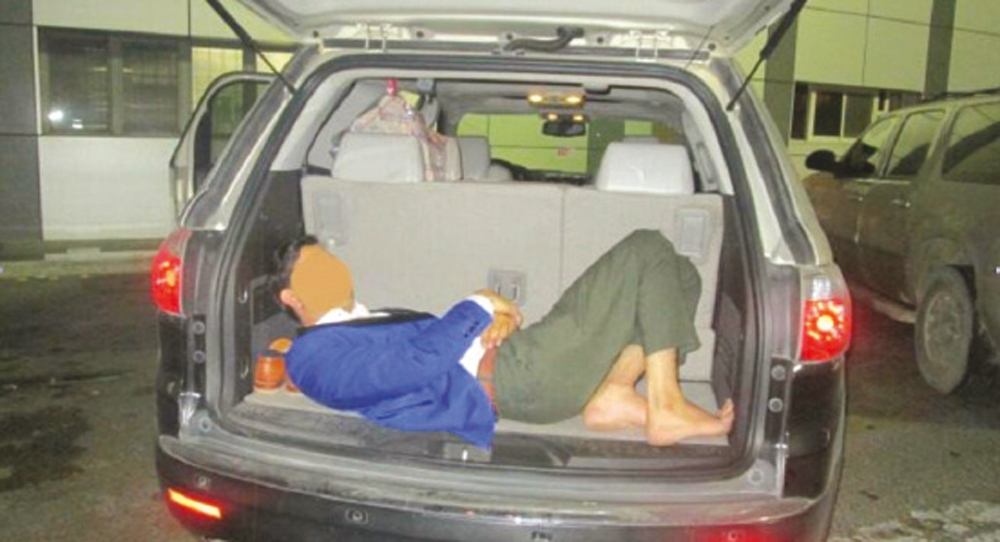 عُثر على العامل في المكان المخصص للأمتعة بمؤخرة المركبة. "الاقتصادية"