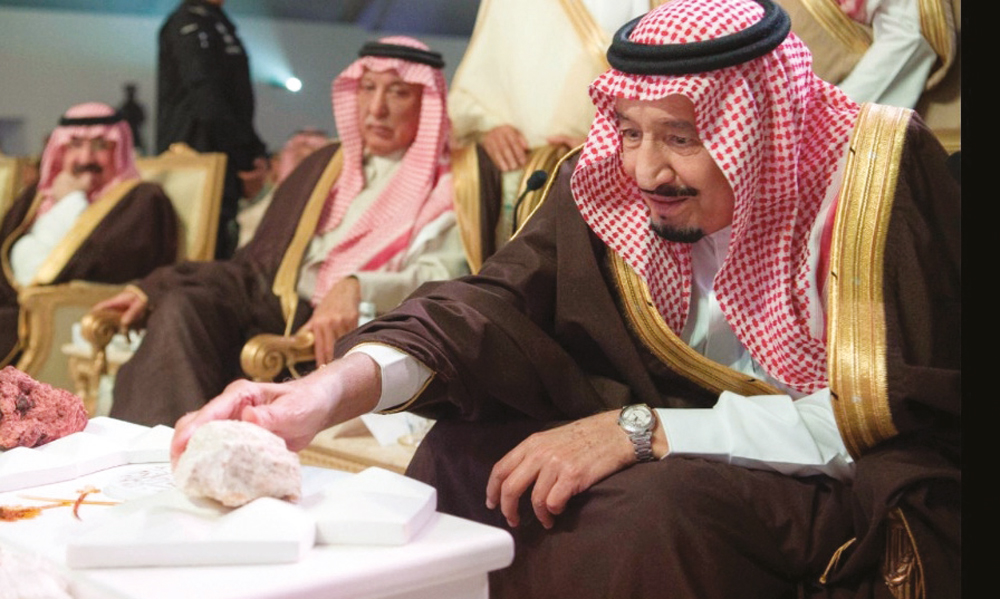 خادم الحرمين الملك سلمان يطلع على خيرات المملكة.