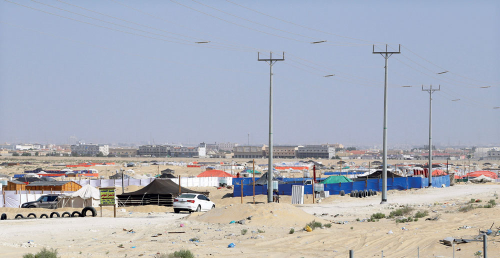 مخيمات عشوائية تفتقد وسائل السلامة تديرها عمالة مخالفة.تصوير:عمران حيدر -»الاقتصادية»