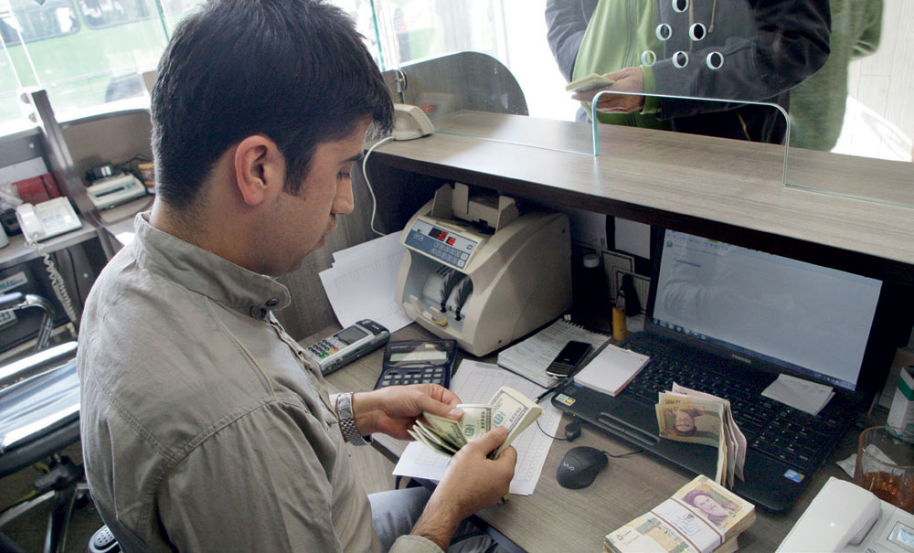 "المركزي الإيراني" خفض تدخلاته لدعم الريال في مواجهة الدولار.