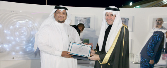 بندر الغامدي يتسلم تكريم «زين» لرعايتها المهرجان.