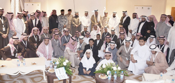 عبدالإله الشريف متوسطا الطلاب والمسؤولين المشاركين في الدورة التوعوية أمس."الاقتصادية"