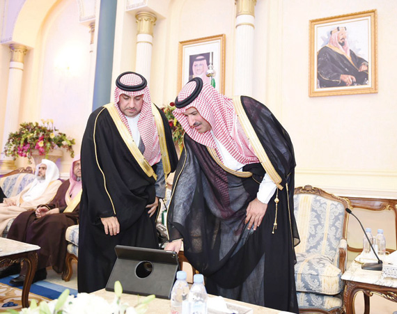 الأمير فيصل بن سلمان والأمير تركي بن عبدالله خلال تدشين المركز أمس."الاقتصادية"