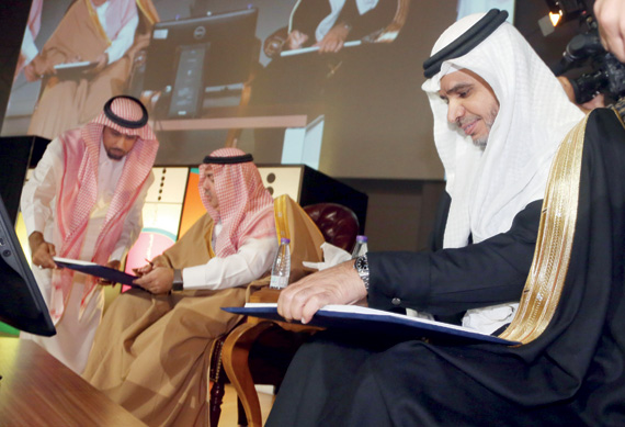 الأمير تركي بن سعود والدكتور أحمد العيسى وزير التعليم خلال تدشين المعجم الدراسي أمس.تصوير:سعد الدوسري-"الاقتصادية"