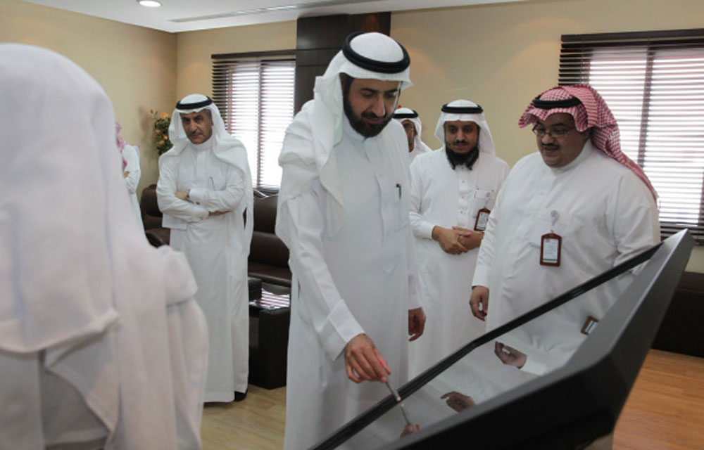 د. الربيعة خلال تدشين بوابة الخدمات الإلكترونية للترميز الطبي. "الاقتصادية"