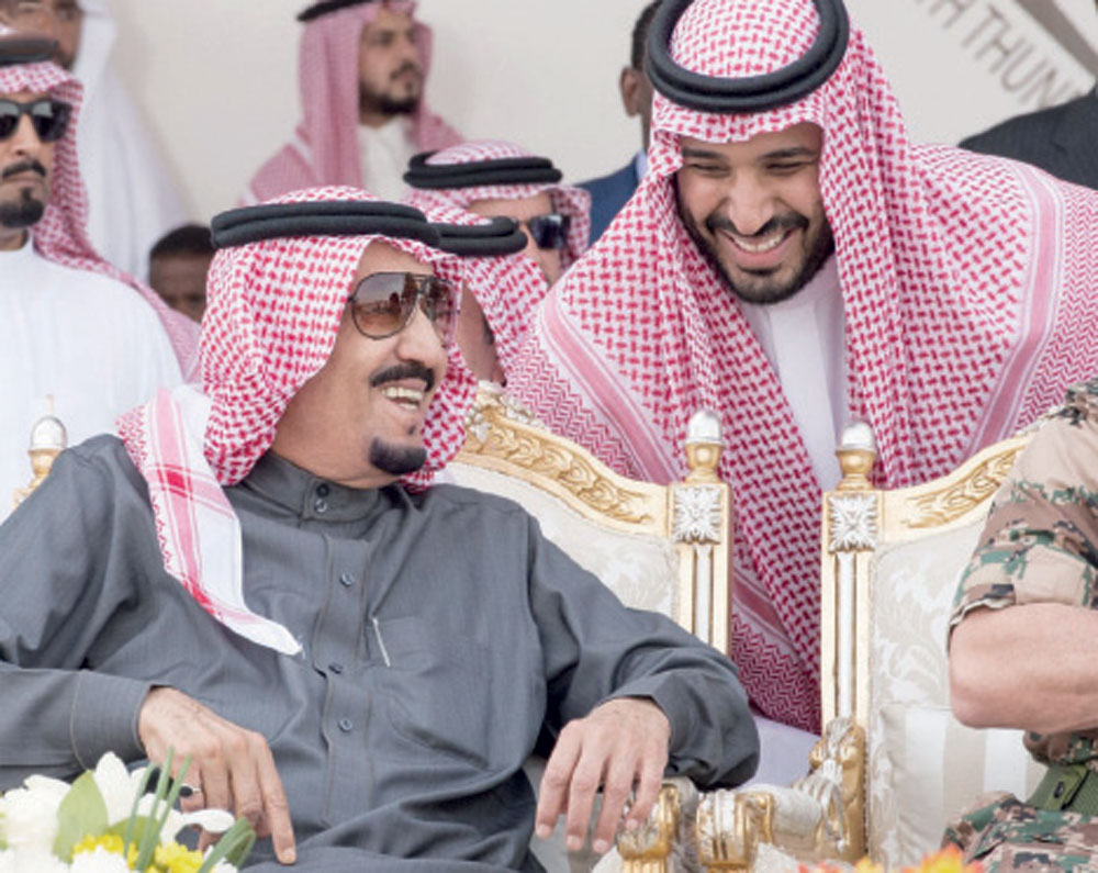 خادم الحرمين يتحدث إلى الأمير محمد بن سلمان خلال متابعتهما مناورات دول التحالف الإسلامي العسكري.  «واس»