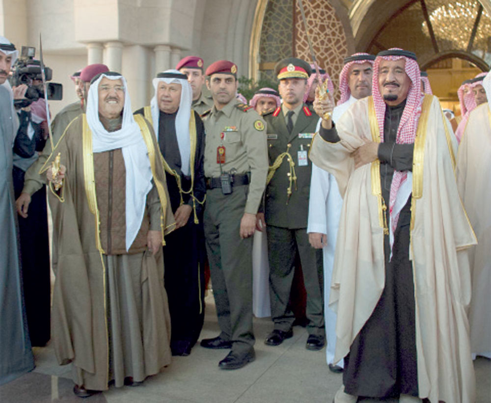 الملك والشيخ صباح الأحمد الجابر المبارك الصباح خلال زيارة خادم الحرمين للكويت ضمن جولته الخليجية أخيرا.