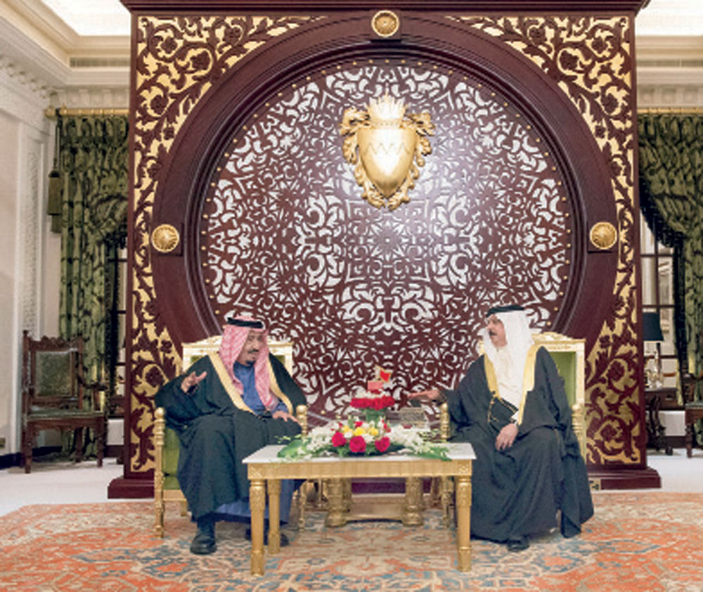 خادم الحرمين والملك حمد بن عيسى آل خليفة أثناء زيارة الملك سلمان للبحرين.