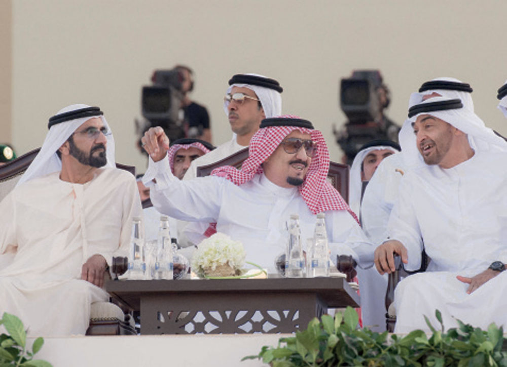 الملك سلمان ومحمد بن راشد آل مكتوم والشيخ محمد بن زايد آل نهيان خلال زيارة خادم الحرمين الإمارات الشهر الماضي.