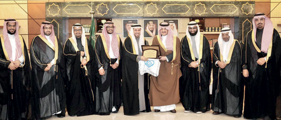 الأمير سعود بن نايف خلال استقباله مجلس إدارة جمعية الروضة التعاوني في "الشرقية" أمس.	              "واس"