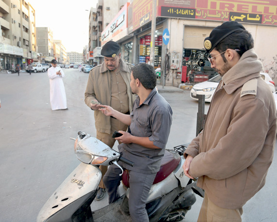 رجال الأمن يساعدون فرق التفتيش في حملتهم.