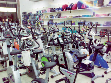 أمنيات أصحاب الأوزان الثقيلة تنعش محال بيع الأجهزة الرياضية