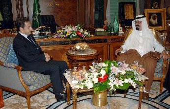 الرئيس الفرنسي يغادر جدة بعد مباحثاته مع خادم الحرمين