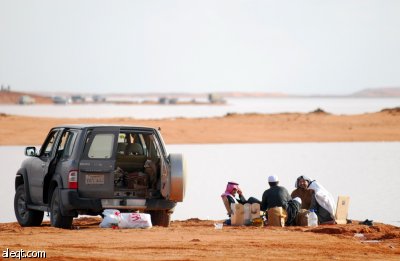 القصيم: بحيرة "العوشزية" تستقطب الأهالي وتضاعف الرحلات البرية