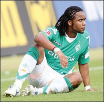 الهلال يعود لـ "نيفيز" بعد فشل صفقة أبو تريكة