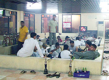 "مقاهي الشيشة" من أماكن لـ "التسلية" إلى فصول للمذاكرة