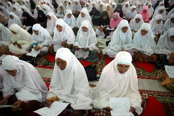 مسلمات اندونيسيات يدعون لأشقاهن في غزة بعد الصلاة في مسجد بيتورهان (د ب أ)