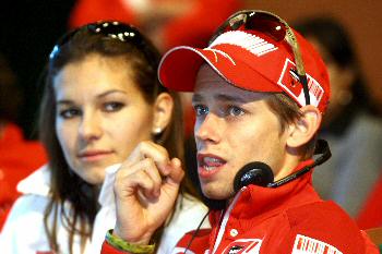 الاسترالي كيسي ستونر مع زوجته خلال حضور مناسبة الطيارين على الجليد في روما (د ب أ)