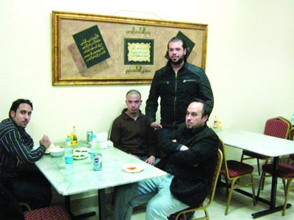 الأردنيون في الرياض.. يجمعهم المنسف والروابط العائلية ويفرقهم الكمبيوتر